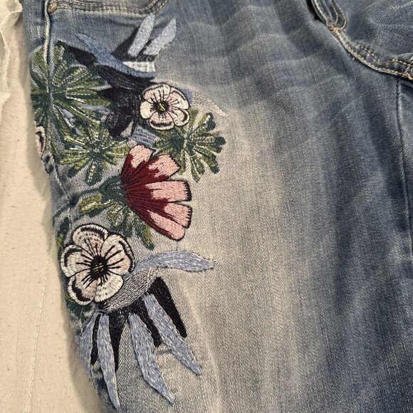 INC Denim Jeans 2 Petite Boyfriend Fit Floral Embroidered Distressed Blue - Picture 11 of 11